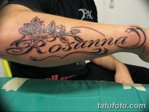Фото татуировки на руке с именем "Rosanna", выполненным красивым шрифтом и украшенным букетом роз.