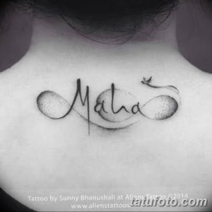 Фото тату: надпись "Maha" выполнена изящным шрифтом на затылке. Минималистичная татуировка-надпись.