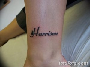 Фото мужской татуировки с именем 'Harrison', выполненной черными чернилами на предплечье.