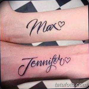 Фото парных татуировок с надписями 'Max' и 'Jennifer' с маленькими сердечками, выполненными черными чернилами на предплечьях.