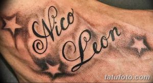 Фото тату с именем 'Nico Leon', выполненным каллиграфическим шрифтом, и окруженным звездами. Черно-серая татуировка, стильный дизайн, мужской стиль.