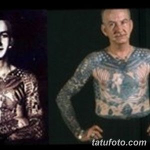 Фото тату пожилого мужчины, покрытого татуировками на руках и груди. Пример масштабных татуировок, демонстрирующих преданность искусству татуировки.