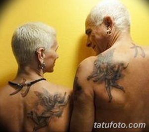 Фото тату пожилой пары с татуировками на спине. Пример парных татуировок, демонстрирующих любовь и преданность.
