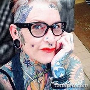 Фото тату на лице и теле пожилой женщины: татуировки с изображением звезд, цветов и других символов, выполненные в ярких цветах.