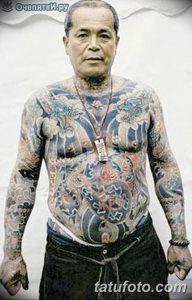 Фотография пожилого мужчины, чье тело полностью покрыто сложными татуировками в японском стиле Ирэзуми.