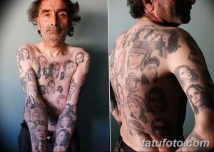 Фото тату: пожилой мужчина с множеством портретов на теле, включая грудь, руки и плечи. Рисунок татуировки выполнен в черно-серых тонах.
