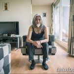 Фото пожилого мужчины с татуировками на руках и шее. Татуировки выполнены в традиционном стиле и изображают морские мотивы.