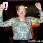 Фото тату: пожилой мужчина, полностью покрытый татуировками, демонстрирует свою физическую форму и уверенность.