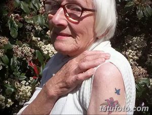 Фото небольшой татуировки на руке пожилой женщины, демонстрирующее скромность и элегантность.