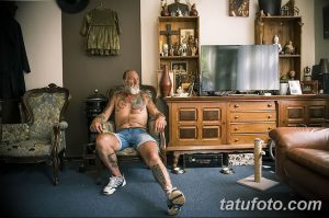Фото тату: масштабная татуировка на теле мужчины, изображающая мифологических существ и узоры.
