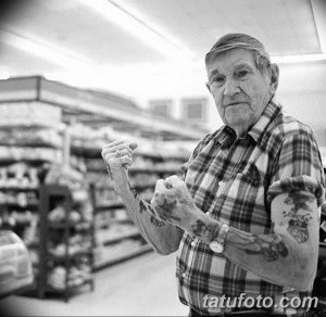 Фото тату: татуировки на руках пожилого мужчины, демонстрирующие традиционные морские мотивы.