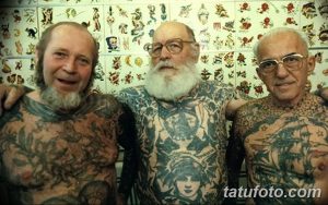 Фото тату: Трое пожилых мужчин с татуировками на теле, демонстрирующие свою историю и индивидуальность.