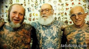 Фотография трех пожилых мужчин с татуировками, демонстрирующая их общую страсть к искусству татуировки и связь между поколениями.