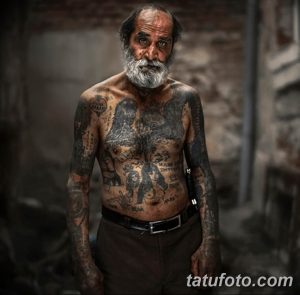 Фото пожилого мужчины с татуировками на теле: черно-белые рисунки, портреты, узоры, старые тату. Идеи для тату.