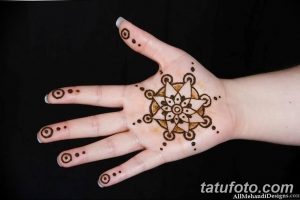 Фото тату хной на руке, геометрический узор с кругами и точками, восточный стиль, временная татуировка, идеи для тату хной, минималистичный дизайн.