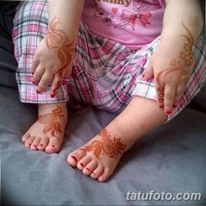 Фото тату мехенди на ножках ребенка. Нежные рисунки с цветочными мотивами, выполненные в коричневых тонах. Идеально для вдохновения.