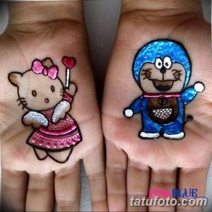 Фото тату мехенди на ладонях, демонстрирующее изображения Hello Kitty и Doraemon. Рисунки выполнены в ярких цветах и предназначены для детей.