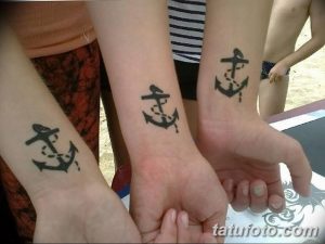 Фото тату: три одинаковых якоря на запястьях, выполненных в черном цвете. Идеально для друзей или пар, символизирующих общую цель.