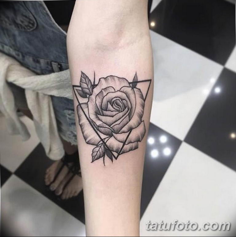 Татуировка роза на руке у девушки