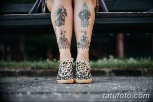 Фотография демонстрирует татуировки в стиле олд скул на ногах девушки. Изображены яркие рисунки с четкими контурами и насыщенными цветами.