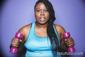 Фотография женщины, занимающейся с гантелями, демонстрирует силу и мотивацию. Идеально для иллюстрации статей о фитнесе и здоровом образе жизни.