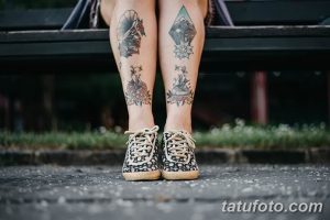 Фотография ног с несколькими татуировками в разных стилях. Видны татуировки с изображением кораблей, цветов и других элементов.