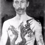 Чёрно-белое фото мужчины с татуировкой дракона на груди. Историческое изображение татуировки.