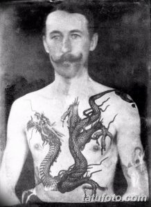 Чёрно-белое фото мужчины с татуировкой дракона на груди. Историческое изображение татуировки.