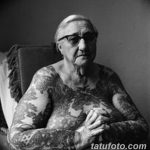 Фотография пожилого мужчины в очках, покрытого татуировками на теле. Рисунки разнообразные и выполнены в разных стилях.
