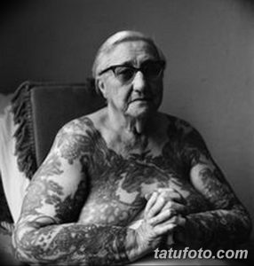 Фотография пожилого мужчины в очках, покрытого татуировками на теле. Рисунки разнообразные и выполнены в разных стилях.