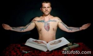 Фотография мужчины с реалистичной татуировкой сердца и сосудов на груди, демонстрирующая анатомическую точность.