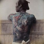 Фотография японской татуировки на спине мужчины, изображающей Ирэн, мифического дракона. Изображение демонстрирует мастерство и красоту традиционной японской татуировки.