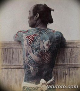 Фотография японской татуировки на спине мужчины, изображающей Ирэн, мифического дракона. Изображение демонстрирует мастерство и красоту традиционной японской татуировки.