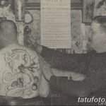 Фотография старинной татуировки дракона на спине мужчины, выполненной в традиционном стиле. Изображение демонстрирует историю татуировки и мастерство старых мастеров.
