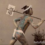Фотография мужчины с традиционной японской татуировкой Ирэзуми, покрывающей его спину, руки и ноги, демонстрирующей красоту и мастерство.