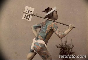 Фотография мужчины с традиционной японской татуировкой Ирэзуми, покрывающей его спину, руки и ноги, демонстрирующей красоту и мастерство.