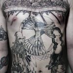 Фотография мужской груди, покрытой сложной татуировкой, включающей в себя "Тайную вечерю" Леонардо да Винчи и "Витрувианского человека", демонстрирующую искусство и интеллект.