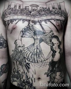 Фотография мужской груди, покрытой сложной татуировкой, включающей в себя "Тайную вечерю" Леонардо да Винчи и "Витрувианского человека", демонстрирующую искусство и интеллект.