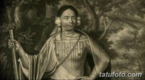 Старинное изображение коренного жителя с традиционными татуировками на лице и теле. Рисунок демонстрирует культурное наследие и ритуальное значение татуировок.
