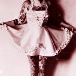 Старинное фото женщины, полностью покрытой татуировками. Руки, ноги и тело украшены сложными рисунками, демонстрирующими искусство татуирования начала 20 века.