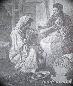 Старинная гравюра, изображающая ритуал татуировки в восточной культуре. Женщина получает татуировку от опытного мастера в традиционной обстановке.