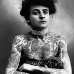 Фотография женщины с татуировками в викторианском стиле. Черно-белое изображение, портрет, историческая фотография.