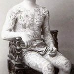 Фотография мужчины, полностью покрытого татуировками, в викторианском стиле. Черно-белое изображение, портрет, историческая фотография.