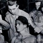 Черно-белое фото татуировок на телах моряков, изображающих ласточек, сердца и другие символы удачи. Старинный стиль татуировки.