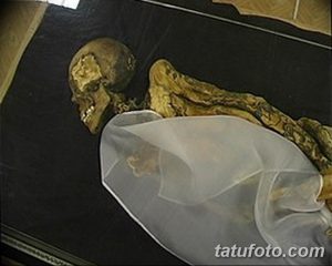 Фото тату: мумифицированное тело с сохранившимися татуировками. Рисунки выполнены в виде геометрических узоров и изображений животных.