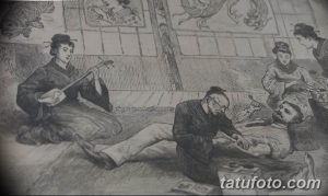 Старинная гравюра, изображающая процесс нанесения татуировки в Японии. Виден мастер, делающий татуировку мужчине, и женщины, играющие на музыкальных инструментах.