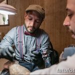 Фото мастера тату, делающего татуировку клиенту во время свадебной церемонии. Профессиональный подход и индивидуальный дизайн.