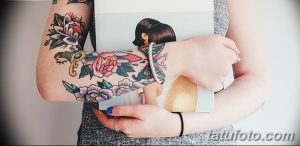 Фото тату: красочный цветочный рукав на руке девушки. Детализированный рисунок татуировки с использованием ярких цветов и традиционных мотивов.