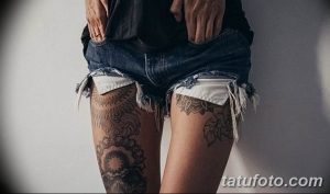 Фото тату: Две черно-белые татуировки на бедрах женщины, выполненные в стиле графика с изображением цветов и узоров.