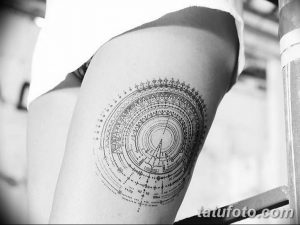Фото татуировки мандалы на плече, выполненной в технике дотворк с использованием тонких линий и геометрических фигур.